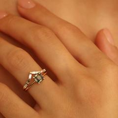 Nangi fine jewelry - teal / Peacock sapphire ring in yellow gold
