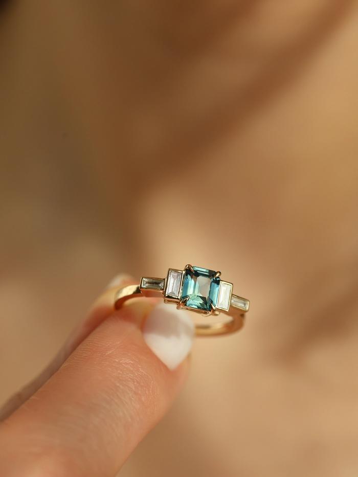 Nangi fine jewelry - teal / Peacock ring in yellow gold