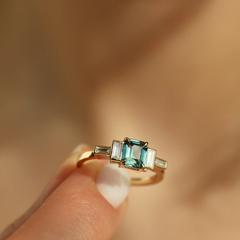 Nangi fine jewelry - teal / Peacock ring in yellow gold