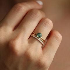 Nangi fine jewelry - green ring in yellow gold