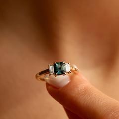 Nangi fine jewelry - teal / Peacock sapphire ring in yellow gold