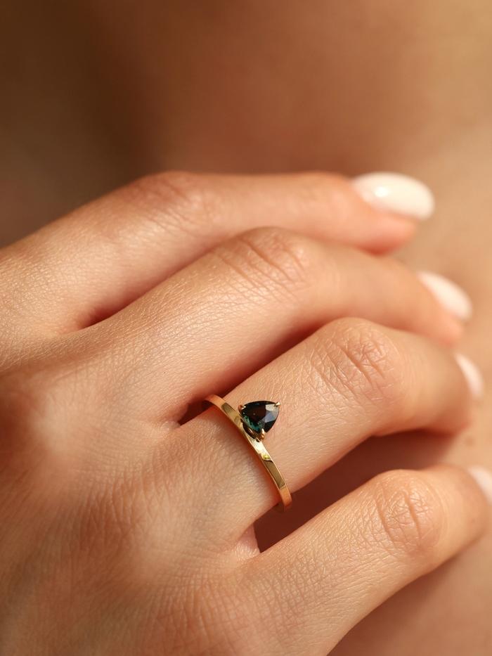Nangi fine jewelry - teal / Peacock ring in yellow gold