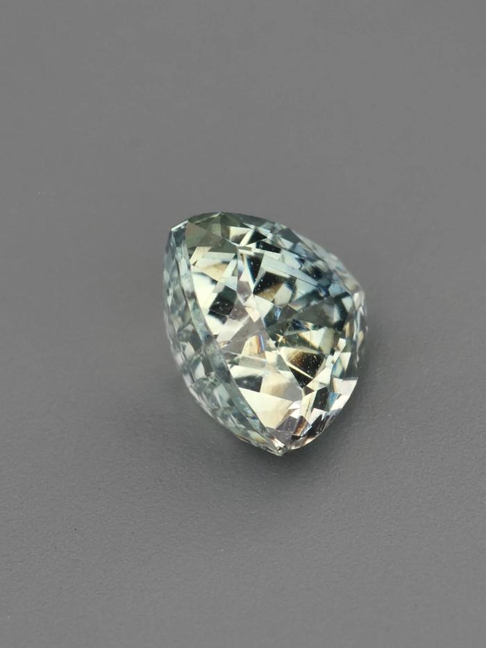 Nangi fine jewelry - green gemstone in gold