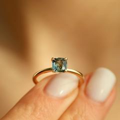 Nangi fine jewelry - teal / Peacock ring in yellow gold