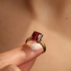 Nangi fine jewelry - red garnet ring in yellow gold