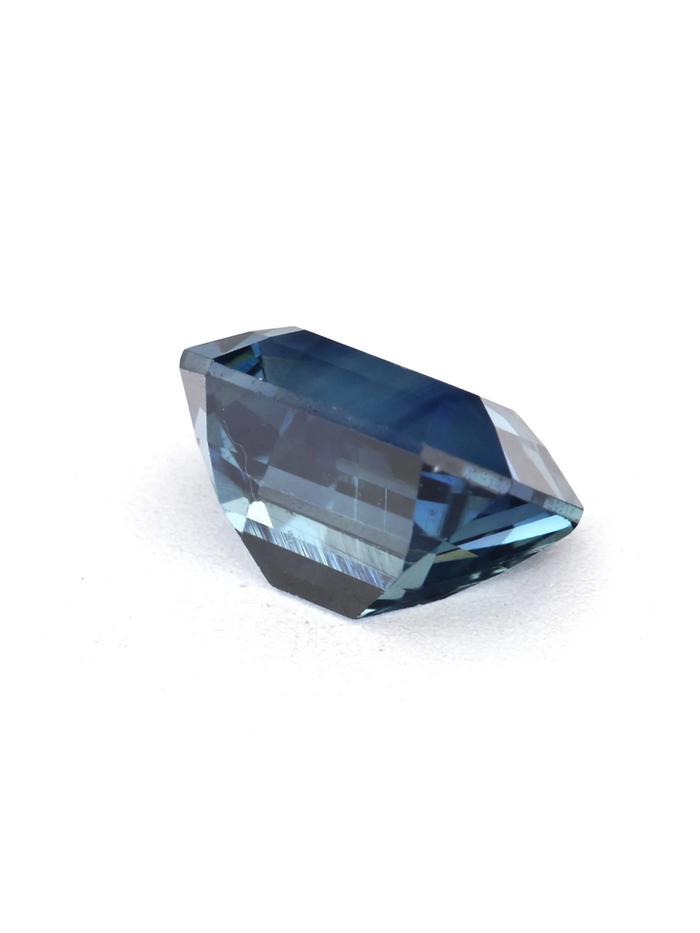 Nangi fine jewelry - teal / Peacock sapphire gemstone in gold