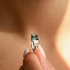 Nangi fine jewelry - teal / Peacock sapphire ring in white gold