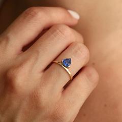 Nangi fine jewelry - blue sapphire ring in yellow gold