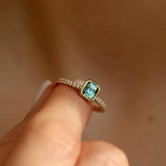 Nangi fine jewelry - teal / Peacock sapphire ring in yellow gold