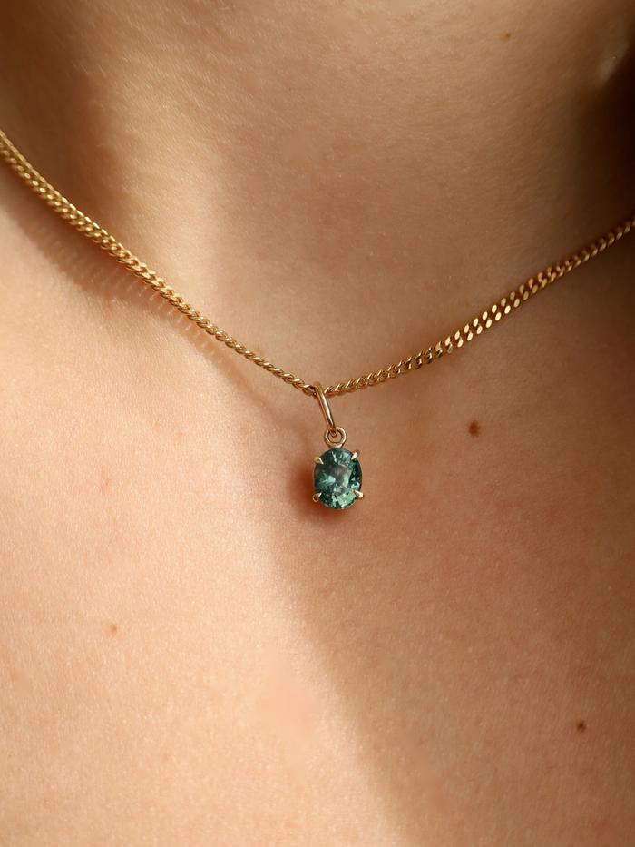 Nangi fine jewelry - teal / Peacock sapphire necklace in yellow gold
