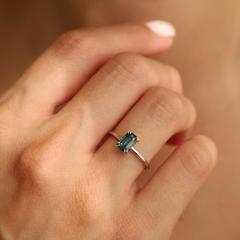 Nangi fine jewelry - teal / Peacock sapphire ring in white gold