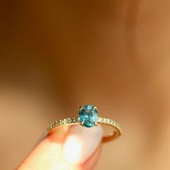 Nangi fine jewelry - teal / Peacock sapphire ring in yellow gold