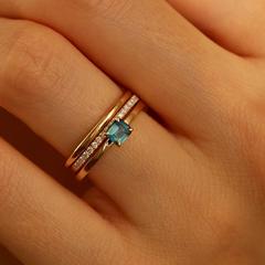 Nangi fine jewelry - blue sapphire ring in yellow gold