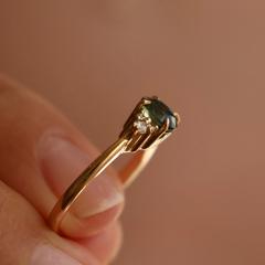 Nangi fine jewelry - teal / Peacock sapphire ring in yellow gold