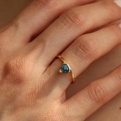 Nangi fine jewelry - teal / Peacock sapphire ring in yellow gold