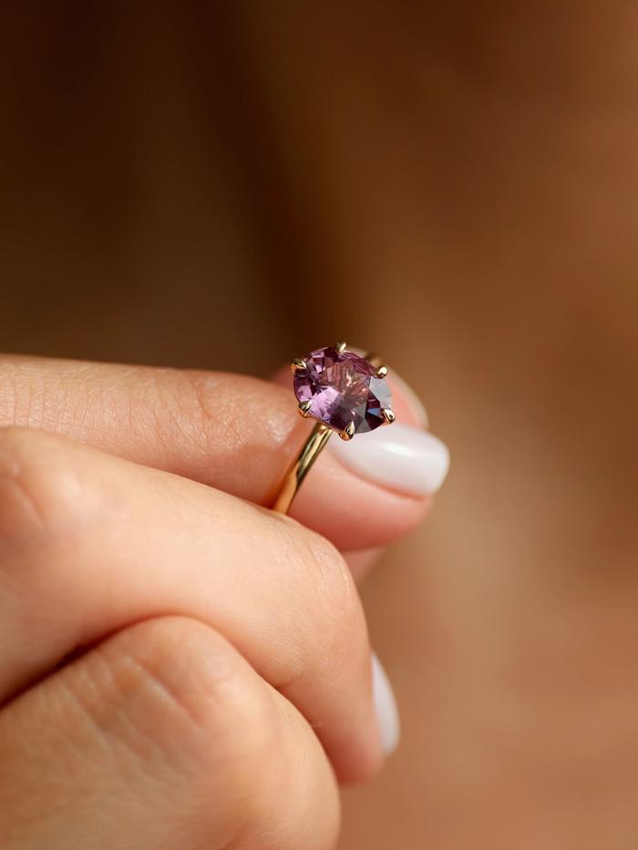 Nangi fine jewelry - purple ring in yellow gold