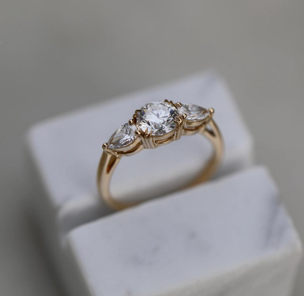 Nangi fine jewelry - diamond ring in yellow gold