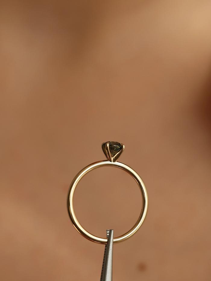 Nangi fine jewelry - teal / Peacock sapphire ring in yellow gold