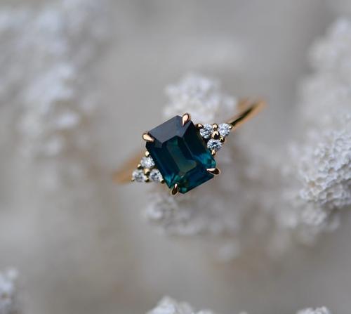 Nangi fine jewelry - green sapphire ring in yellow gold