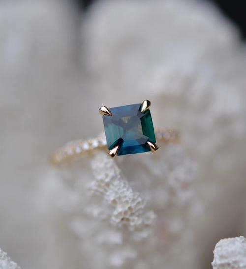 Nangi fine jewelry - green sapphire ring in yellow gold