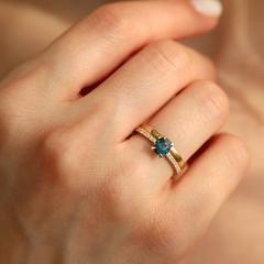 Nangi fine jewelry - teal / Peacock sapphire ring in yellow gold