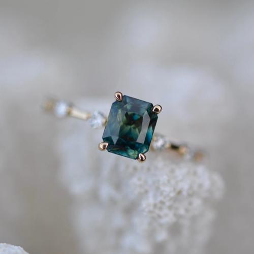 Nangi fine jewelry - green sapphire ring in yellow gold