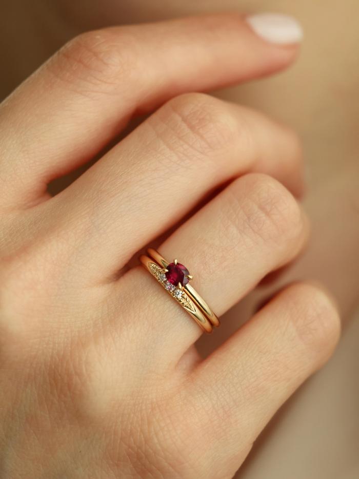 Nangi fine jewelry - red ring in yellow gold