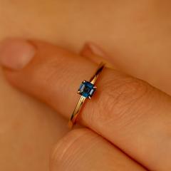 Nangi fine jewelry - blue sapphire ring in yellow gold