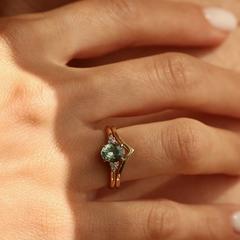 Nangi fine jewelry - teal / Peacock sapphire ring in yellow gold