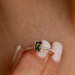 Nangi fine jewelry - green sapphire ring in yellow gold