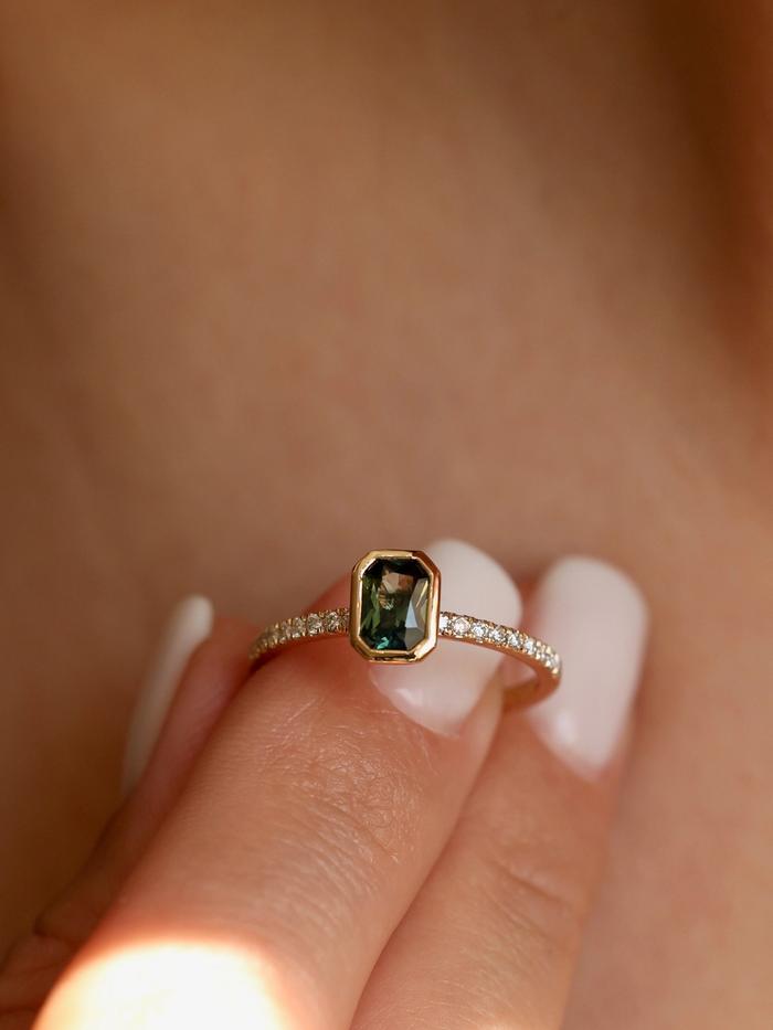 Nangi fine jewelry - green sapphire ring in yellow gold