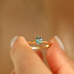 Nangi fine jewelry - blue sapphire ring in yellow gold