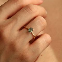 Nangi fine jewelry - teal / Peacock sapphire ring in yellow gold