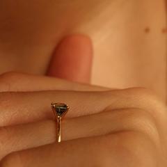 Nangi fine jewelry - teal / Peacock sapphire ring in yellow gold