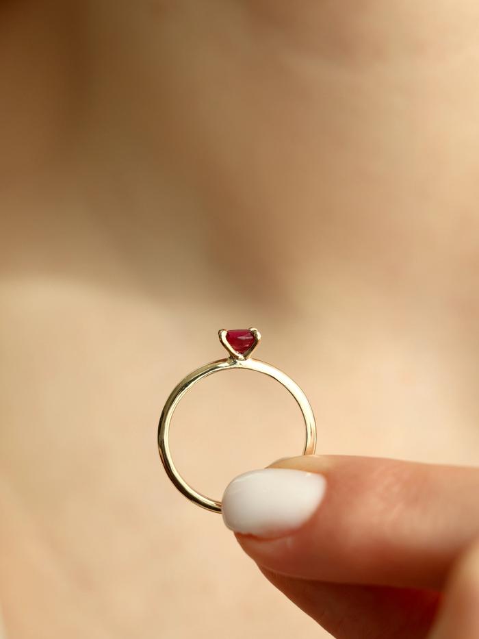 Nangi fine jewelry - red ring in yellow gold