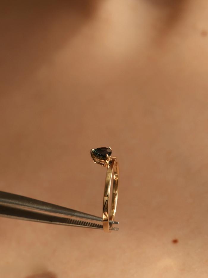 Nangi fine jewelry - teal / Peacock ring in yellow gold