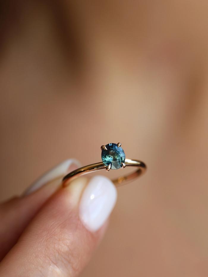 Nangi fine jewelry - teal / Peacock sapphire ring in yellow gold