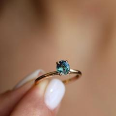 Nangi fine jewelry - teal / Peacock sapphire ring in yellow gold