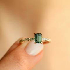 Nangi fine jewelry - green sapphire ring in yellow gold