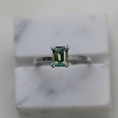 Nangi fine jewelry - green ring in white gold