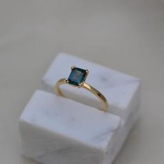 Nangi fine jewelry - teal / Peacock sapphire ring in yellow gold