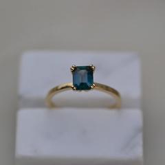 Nangi fine jewelry - teal / Peacock sapphire ring in yellow gold