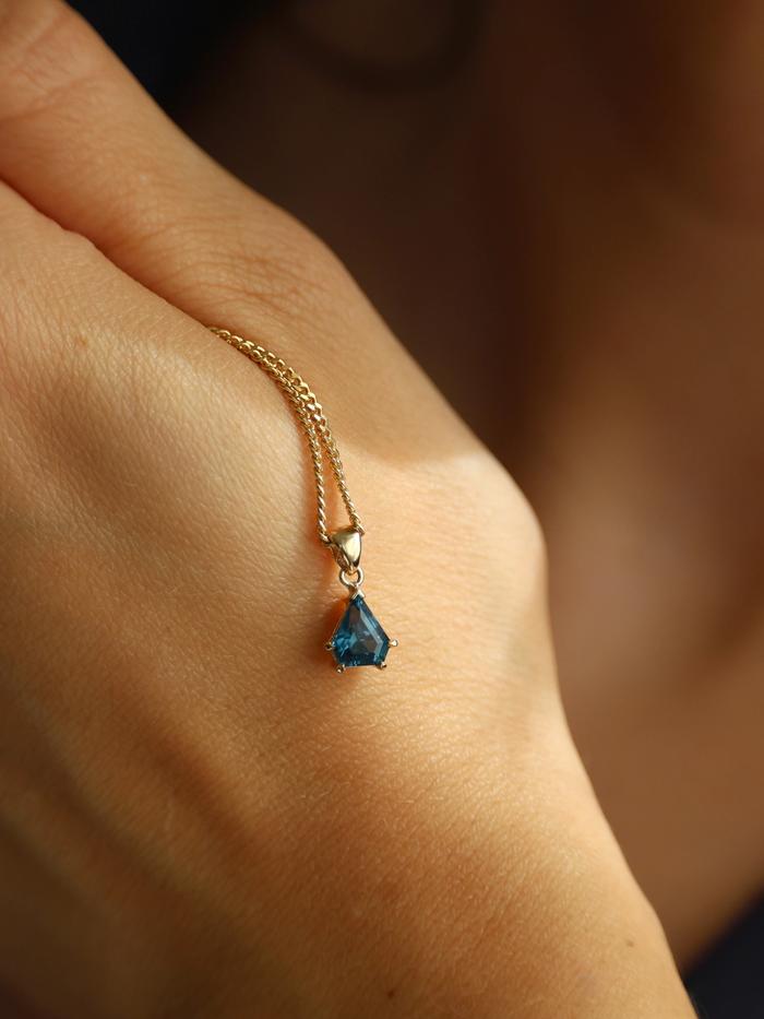 Nangi fine jewelry - blue pendant in yellow gold