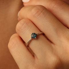 Nangi fine jewelry - blue sapphire ring in white gold