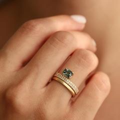 Nangi fine jewelry - teal / Peacock sapphire ring in yellow gold