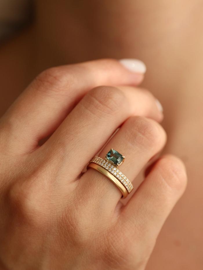 Nangi fine jewelry - teal / Peacock sapphire ring in yellow gold