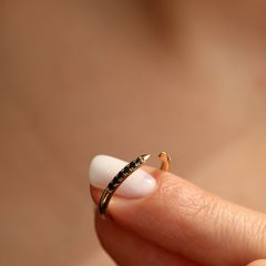 Nangi fine jewelry - black sapphire ring in yellow gold