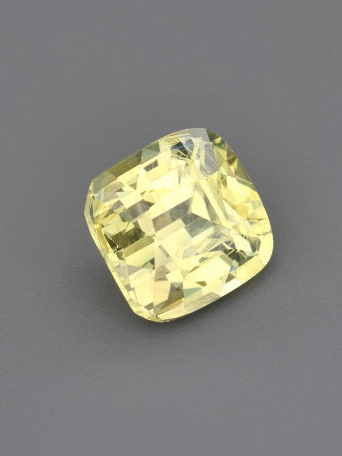 Nangi fine jewelry - yellow gemstone in gold