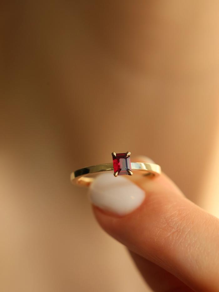 Nangi fine jewelry - red ring in yellow gold