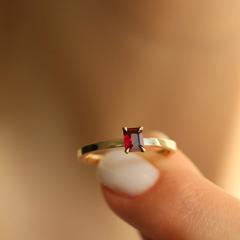 Nangi fine jewelry - red ring in yellow gold